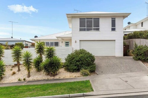 4BR Torquay Retreat with Serene Views