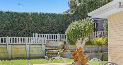4BR Torquay Retreat with Serene Views