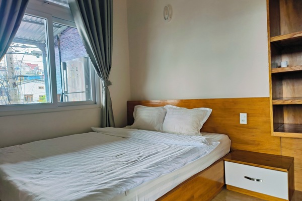 Laptop workspace, blackout drapes, iron/ironing board, free WiFi
