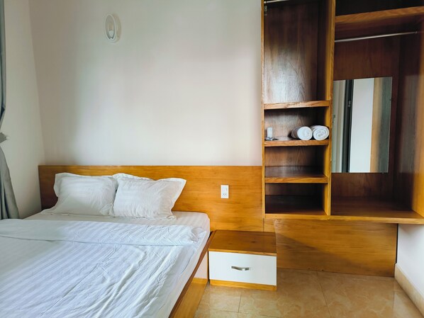 Quarto casal standard, sacada | Cortinas blackout, ferros/tábuas de passar roupa, Wi-Fi de cortesia