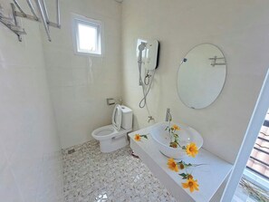 Phòng 4 cơ bản, có phòng tắm riêng | Phòng tắm | Dép đi trong nhà, chậu vệ sinh/vòi rửa 