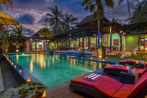 Outdoor pool - Villa Crystal Castle (Ubud)