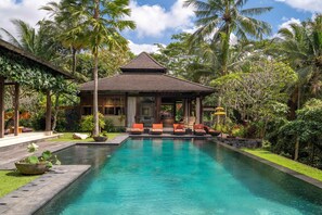 Outdoor pool - Villa Crystal Castle (Ubud)