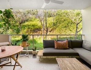 Outdoor dining - Luxury 2BR Retreat + Workspace in Teneriffe (Brisbane)