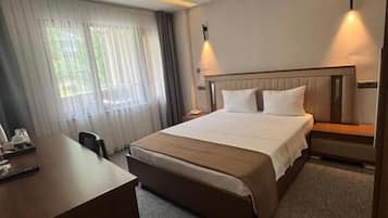 Caixa forta a l'habitació, escriptori i planxa i posts de planxar