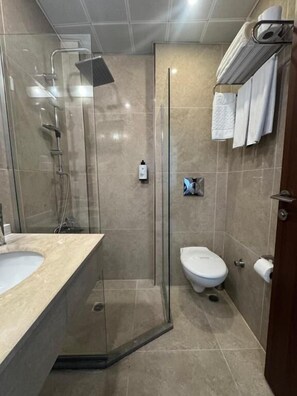 Double Room | Bathroom | Shower, hair dryer, slippers, towels - WEEN OTEL (Trabzon)