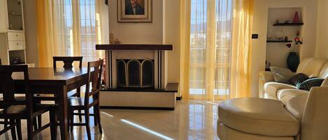 Télévision, cheminée