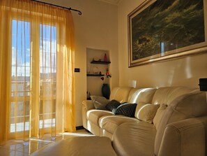 Televisión y chimenea 