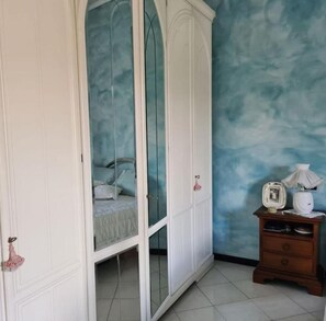 1 habitación, tabla de planchar con plancha, wifi y ropa de cama 