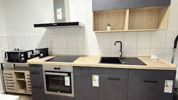 Kühlschrank, Mikrowelle, Ofen, Herdplatte