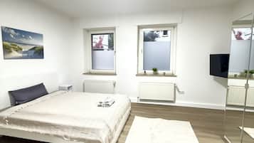 Een bureau, een strijkplank/strijkijzer, gratis wifi, beddengoed