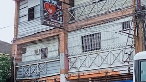 A multi-story building with a sign advertising a hotel.