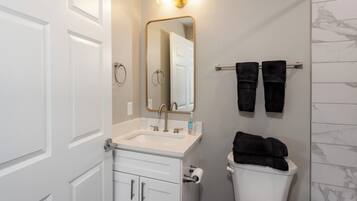 Secadora de cabello, toallas, papel de baño