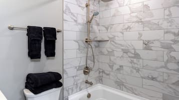 Séchoir à cheveux, serviettes fournies, papier de toilette