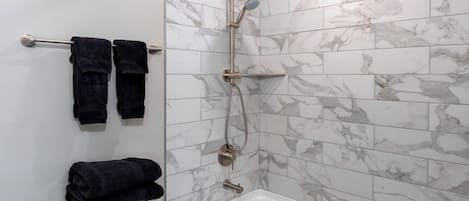 Séchoir à cheveux, serviettes fournies, papier de toilette