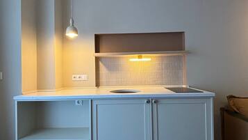 Frigorífico, microondas, placa de cocina y utensilios de cocina