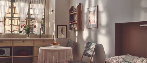 Kaupunkistudiosviitti, 1 keskisuuri parisänky | Oleskelualue | 32–tuumainen äly-TV, jossa kaapelikanavat