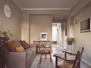 Appartamento Superior | Area soggiorno | Smart TV 32 pollici con canali via cavo