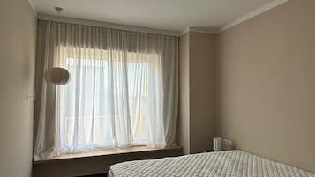 Ropa de cama de alta calidad y espacio para trabajar con un portátil