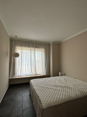 Laptop workspace, blackout drapes, iron/ironing board, free WiFi