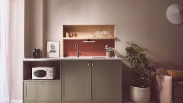 Refrigerador, microondas, placa de cocina, cafetera expreso