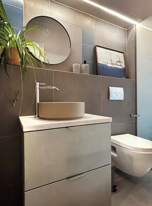 ดีลักซ์อพาร์ทเมนท์ | ห้องน้ำ | ฝัก��บัว, ของใช้ในห้องน้ำฟรี, ไดร์เป่าผม, ผ้าเช็ดตัว