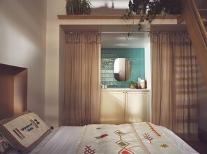 都會開放式套房, 1 張加大雙人床 | 浴室 | 淋浴設備、免費盥洗用品、吹風機、毛巾