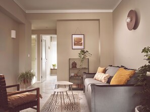 ซูพีเรียอพาร์ทเมนท์ | บริเวณนั่งเล่น | สมาร์ททีวี 32 นิ้ว พร้อมช่องเคเบิล