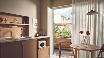 Refrigerador, microondas, placa de cocina, cafetera expreso