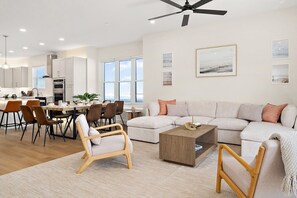 Fernseher, Tischfußball, Bücher