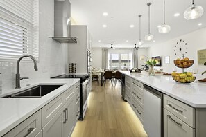 Refrigerador, microondas, horno y parrilla de estufa 