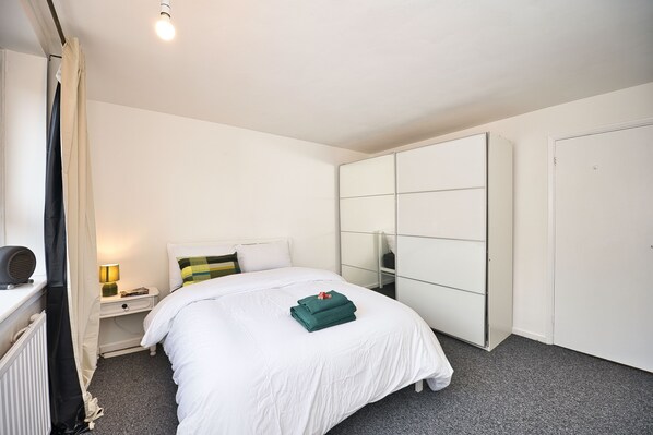 2 bedrooms, iron/ironing board, bed sheets