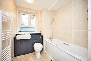 Een haardroger, handdoeken, zeep, toiletpapier