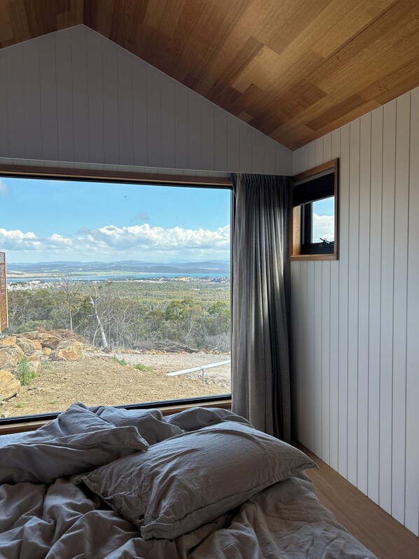 أغطية فراش متميزة وألحفة محشوة بالريش وأسرّة بطبقة علوية مريحة