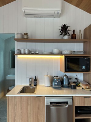 Full-size fridge, microwave, coffee/tea maker, electric kettle - The George Tasmania (George Town)