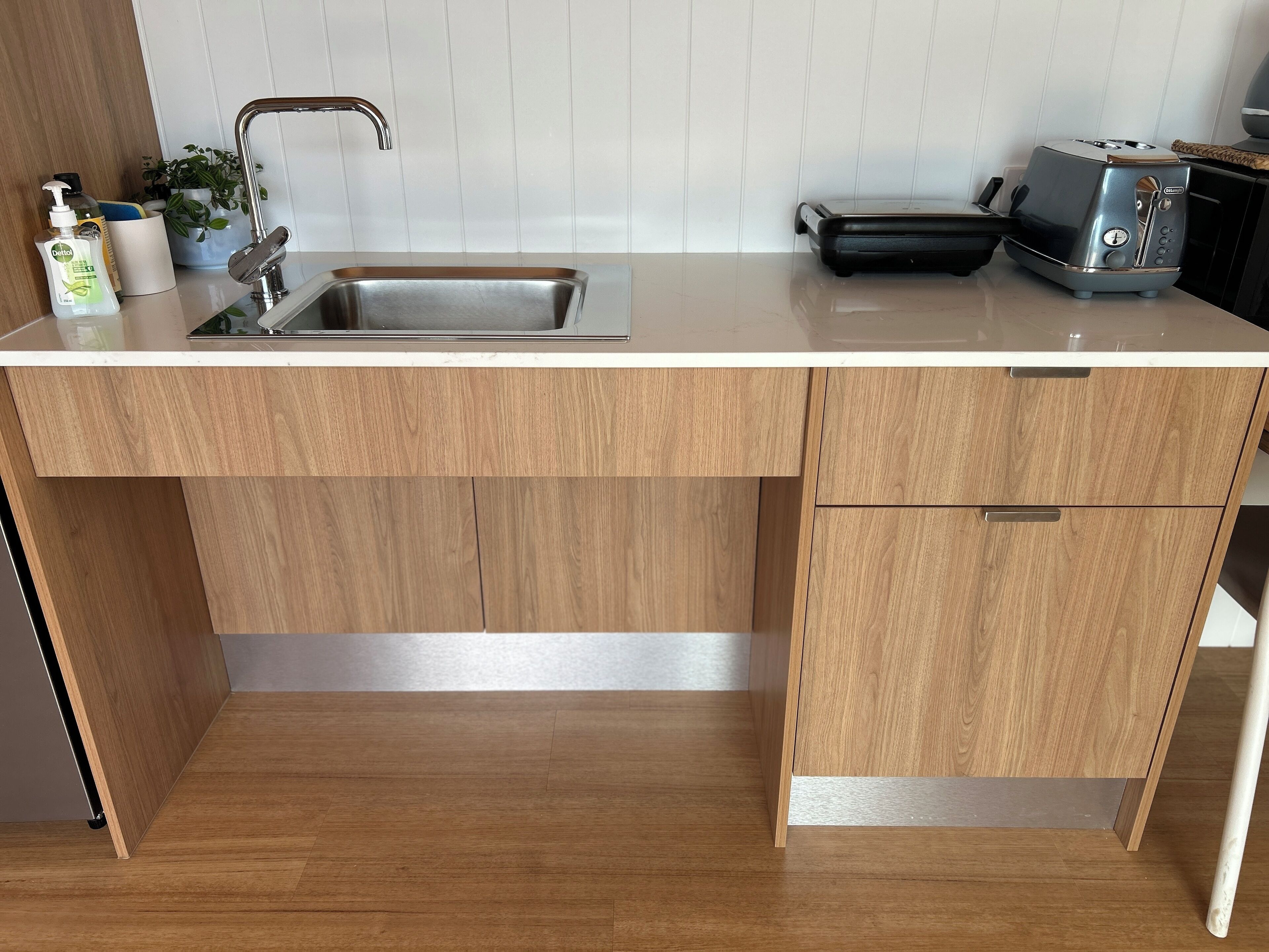 Studio Deluxe, 1 très grand lit, vue fleuve | Cuisine privée | Grand réfrigérateur, micro-ondes, cafetière/bouilloire