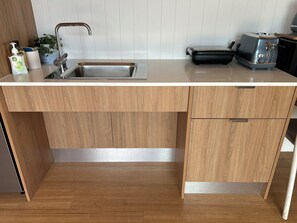 Deluxe-studio, 1 suuri parisänky, jokinäköala | Yksityinen keittiö | Täysikokoinen jääkaappi, mikroaaltouuni, kahvin-/teenkeitin, vedenkeitin