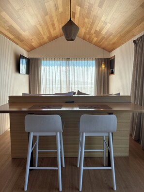 Deluxe Studio, Sea View | In-room dining