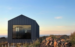 Studio Deluxe, 1 très grand lit, vue fleuve | Coffres-forts dans les chambres, lit parapluie, Wi-Fi gratuit