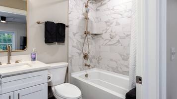 Secadora de cabello, toallas, papel de baño