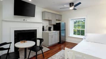 1 habitación, tabla de planchar con plancha, wifi y ropa de cama