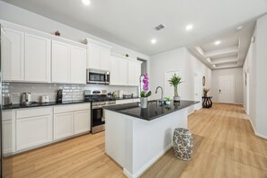 Microondas, horno, placa de cocina y lavavajillas