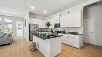 Micro-ondes, four, plaque de cuisson, lave-vaisselle