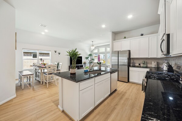 Microondas, horno, placa de cocina y lavavajillas