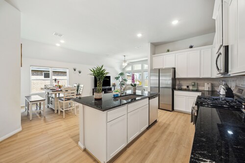 Friendswood Luxe Stay-2025 New 4-Bedroom House, Near Mall, Sam’s,I-45,Everything