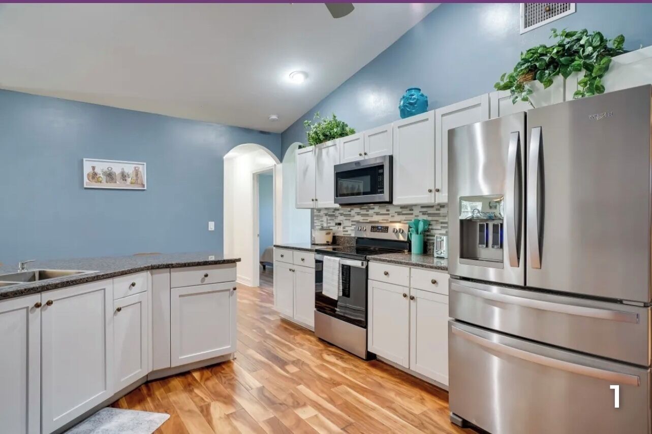 Kylskåp, mikrovågsugn, ugn och spishäll