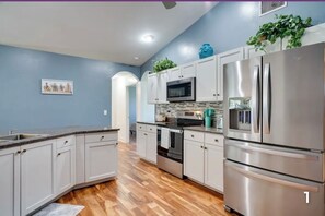 Refrigerador, microondas, horno y parrilla de estufa 