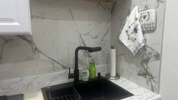 Een microgolfoven, een kookplaat