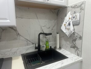 Een microgolfoven, een kookplaat