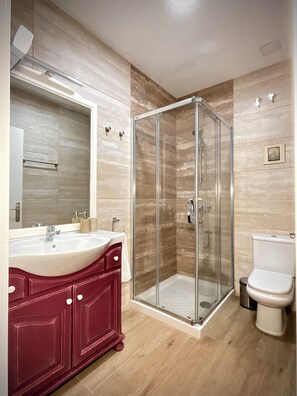 Dusche, Haartrockner, Handtücher, Seife